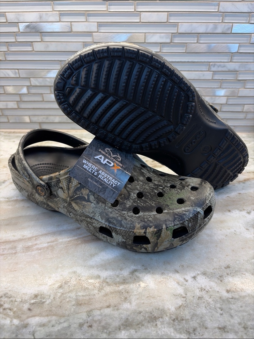 Men’s Crocs Classic Realtree APX Clog Shoe-Brown/Green Camouflage Print Size 13